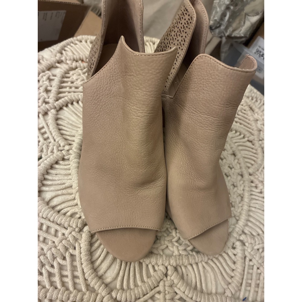Antonio Melani Nude Leather Peep Toe Block Heel Booties Perforated Cutout 8.5M